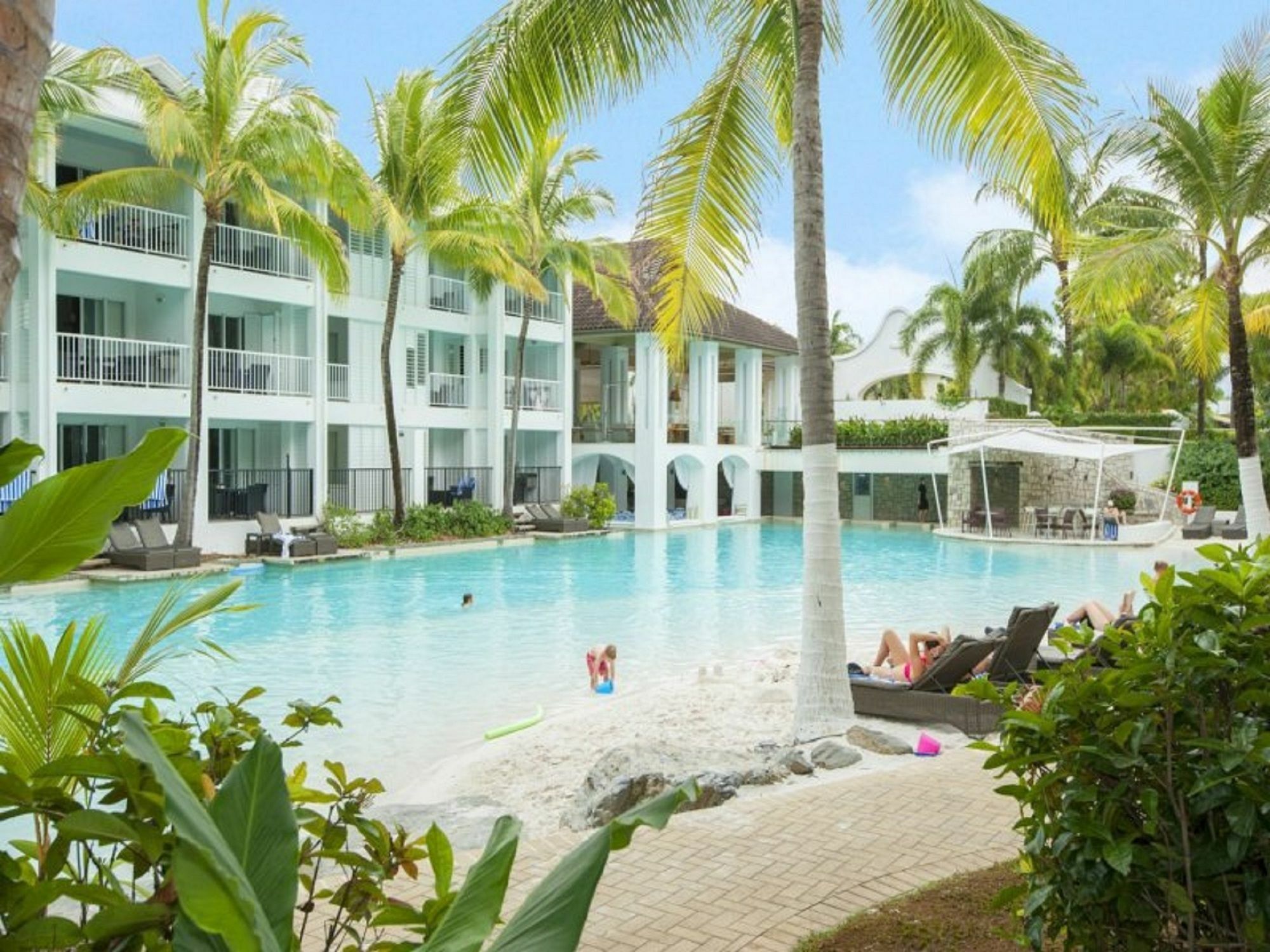 Beach Club Port Douglas Luxury Apartments Экстерьер фото
